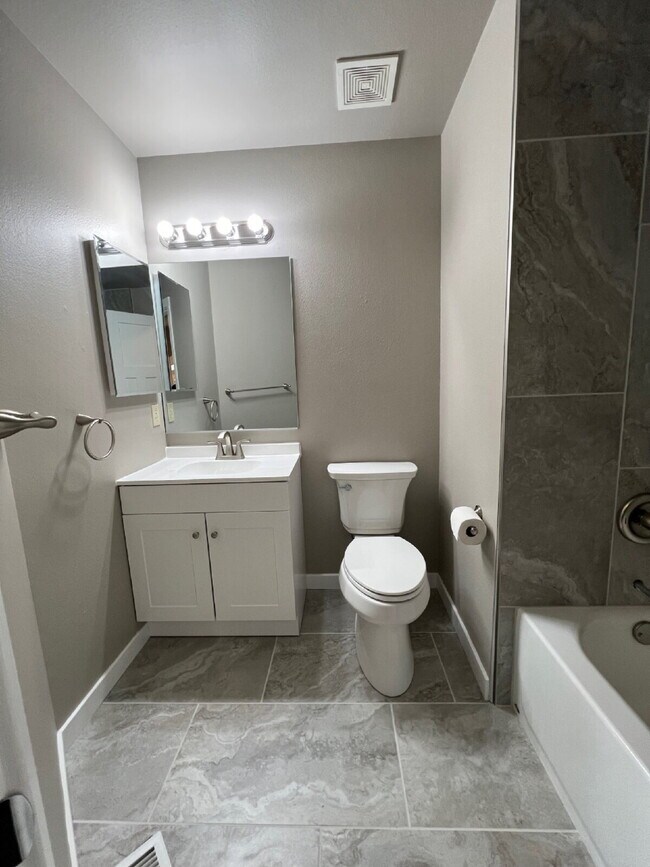 Building Photo - Beautifully Updated Split-Level Home with ...