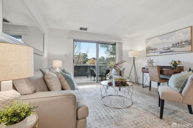 Building Photo - 101 Piccadilly Pl