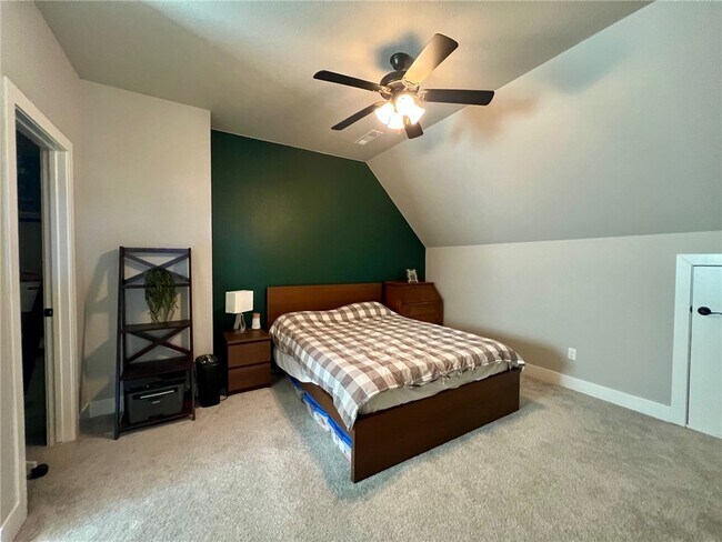 Building Photo - 1720 W Broadway Pl