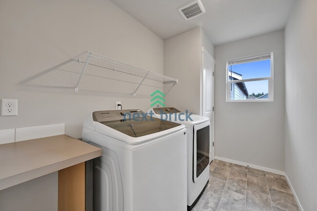 Building Photo - Modern 4-Bedroom Home in Rainier Ridge