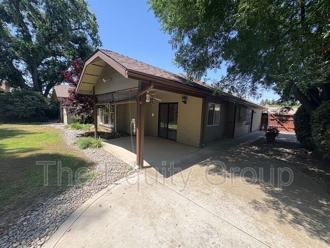 Building Photo - 519 N Aspen St