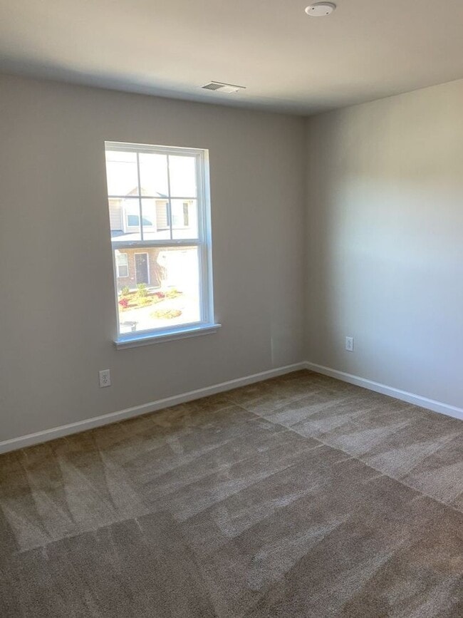 Building Photo - Spacious 2 Story, 3 Bed, 3 Bath Townhome n...