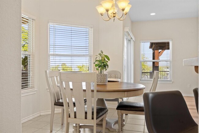 Building Photo - 104 Kings Way