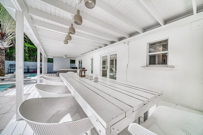 Building Photo - 4000 Kumquat Ave