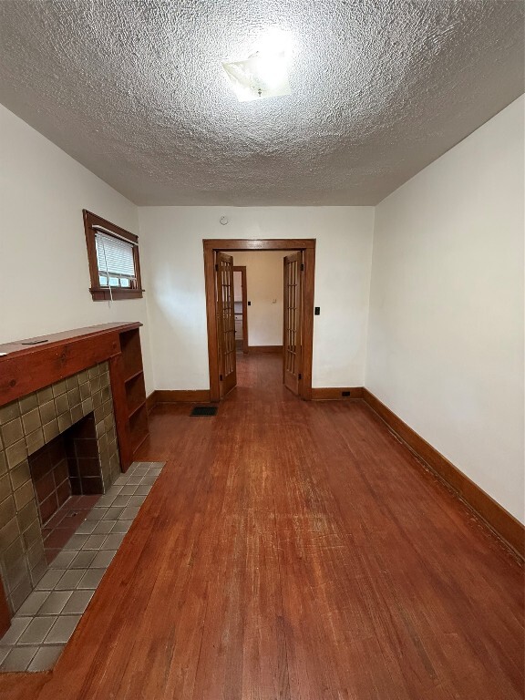 Building Photo - 620 W 5th St