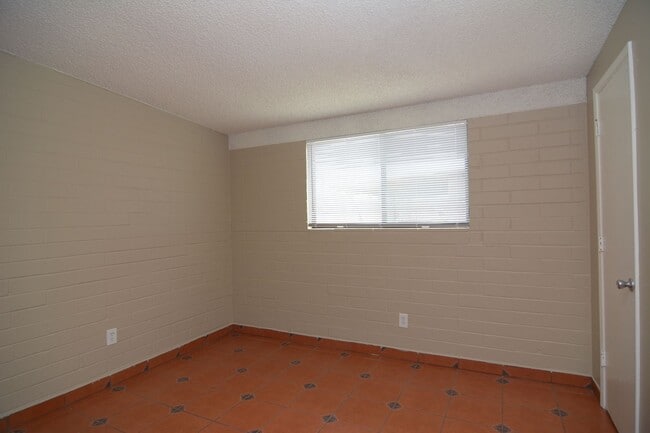 Building Photo - Charming 4 Bedroom 2 Bath House! South Tucson Location! Close to the 1-19!