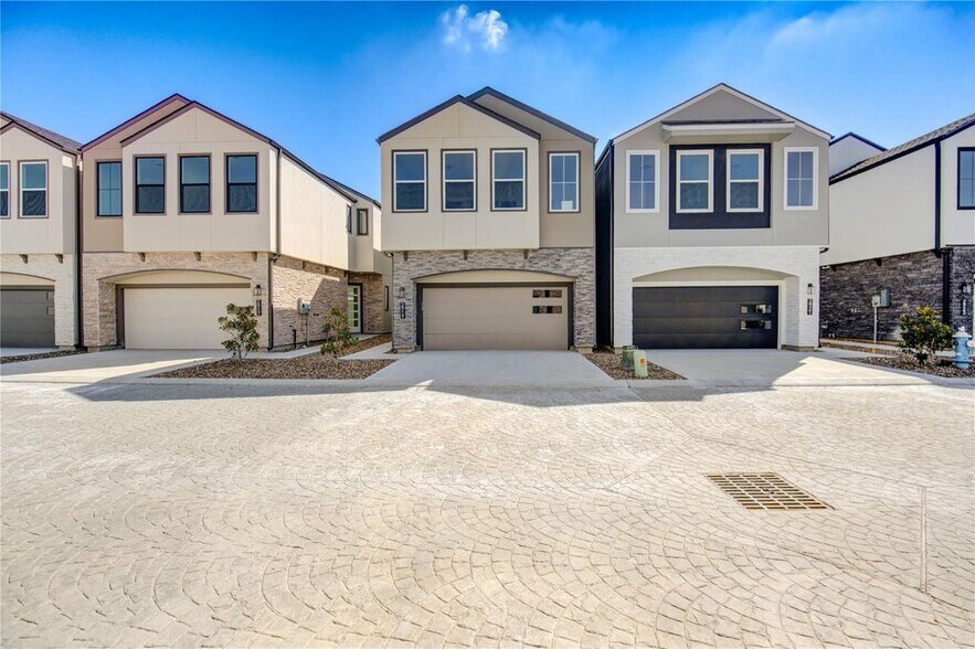 Building Photo - 2919 El Fenice Ln