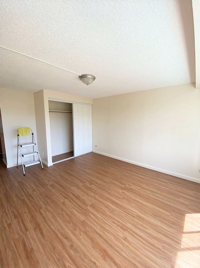 Building Photo - Renovated studio unit at the Five Regents