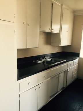 Building Photo - 1110 S Kenmore Ave