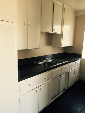 Primary Photo - 1110 S Kenmore Ave