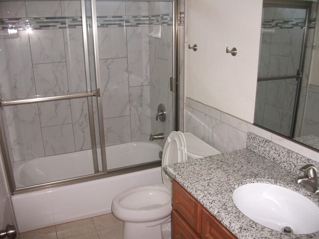 Building Photo - 4 bedroom home/ 2.5 Bath Single Family Hom...