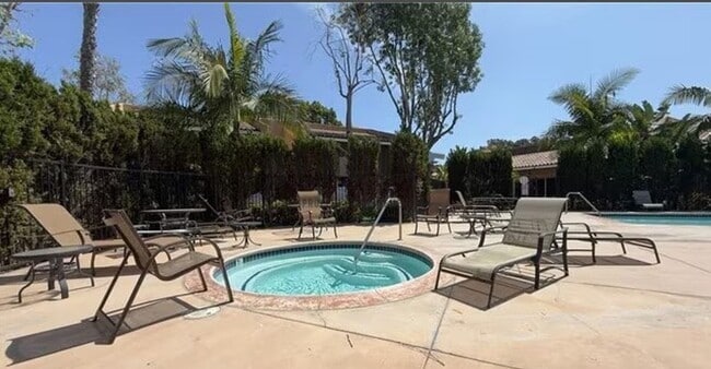 Building Photo - Upstairs 1 Bedroom in Desirable Macarthur Village ~ Community Pool and Tennis Courts