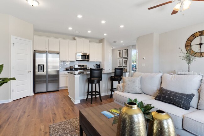 Building Photo - 3 BEDROOM TOWNHOME IN OAKWOOD! Rabun Floorplan