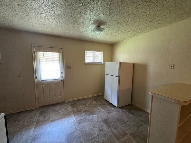 Building Photo - 808 Safady Ave