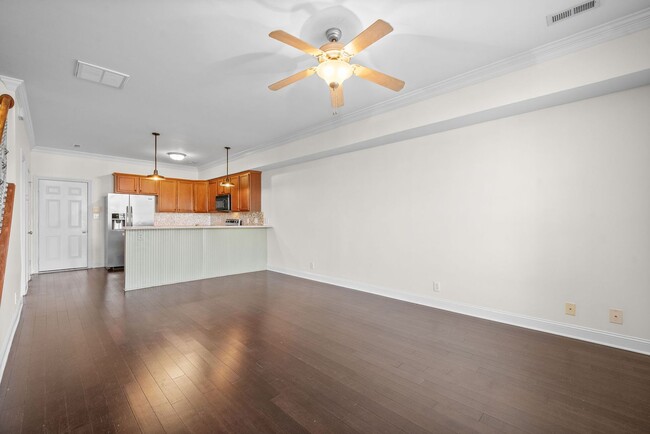 Building Photo - Pet Friendly Condo Downtown!