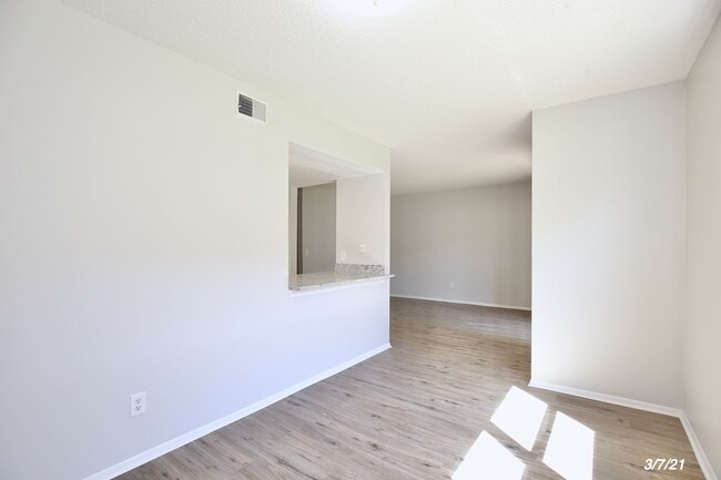 Building Photo - Beautful 2/2 Condo with Modern Kitchen in ...