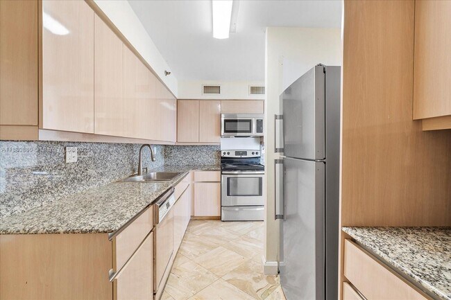 Building Photo - 5757 Collins Ave