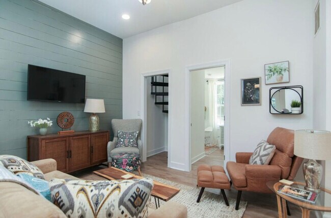 Building Photo - 452 Riverland Dr