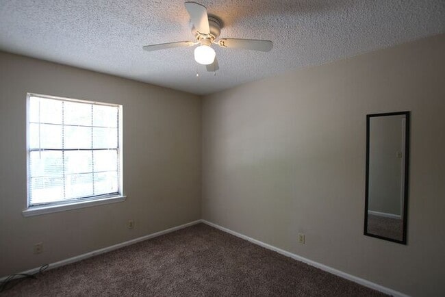 Building Photo - Available Now! 3 bedroom 2.5 bath townhome...