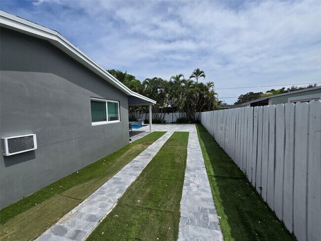 Building Photo - 2340 NE 8th Ave