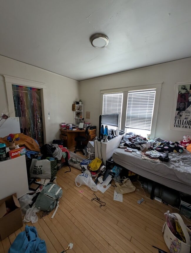 Building Photo - 3246-3246 N Oakland Ave