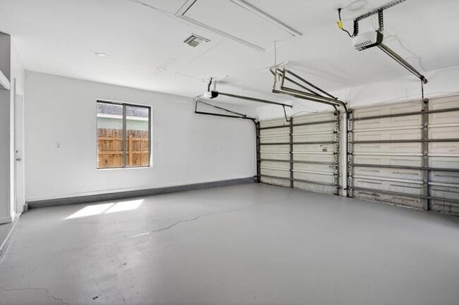 Building Photo - 6119 Mullin St