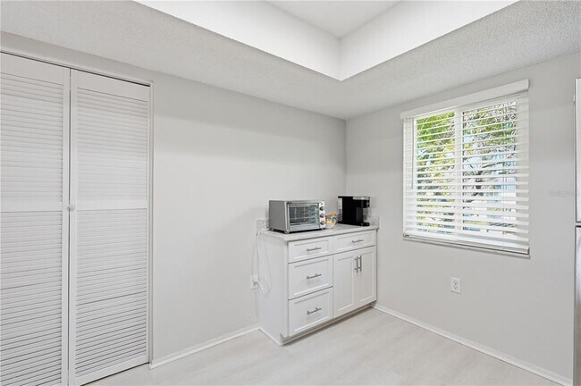 Building Photo - 240 Cypress Ln