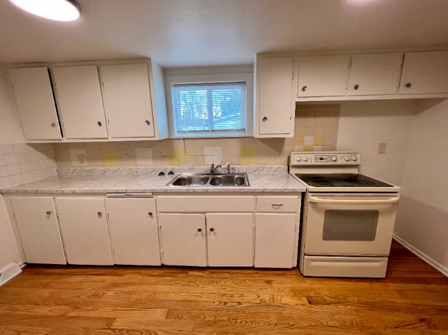 Building Photo - Nice two bedroom duplex!