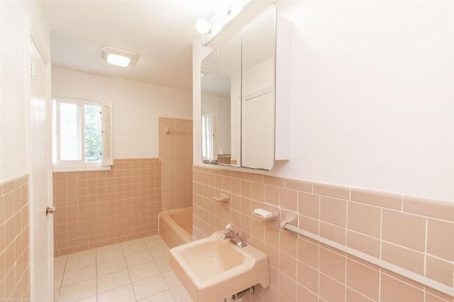 Building Photo - 601 Broce Dr