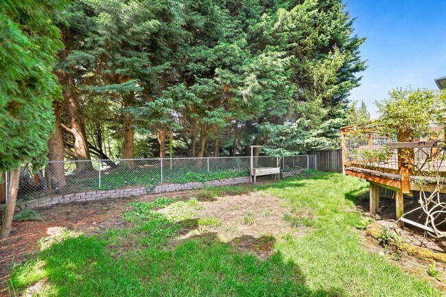 Building Photo - Beautiful Renovated Four Bedroom House for...