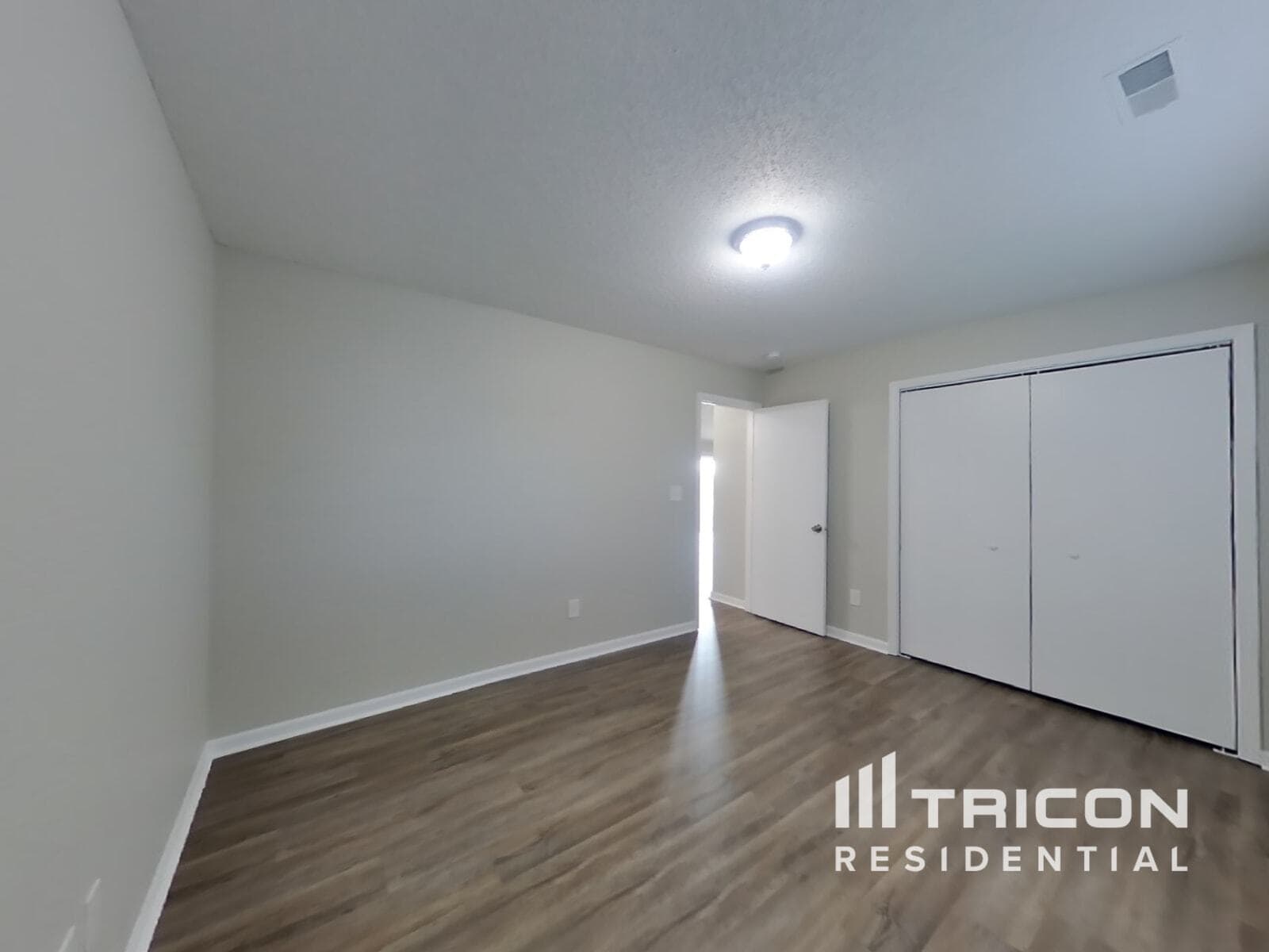 Building Photo - 2245 Lakecrest Dr