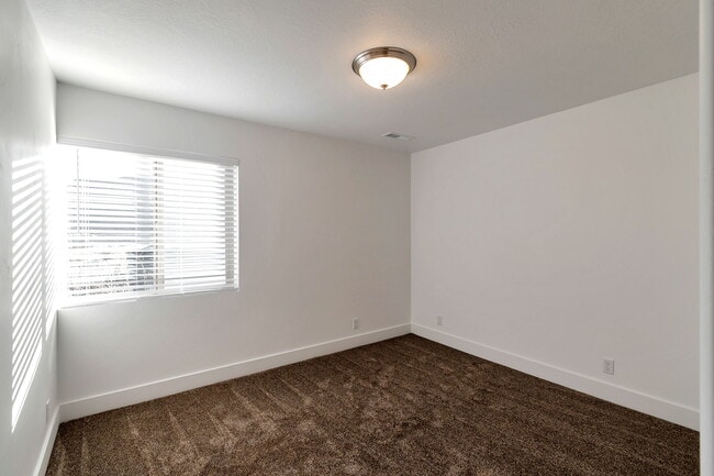 Building Photo - 1655 S Longview Rd