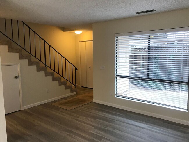 Building Photo - Charming and Conveniently Located Townhome...