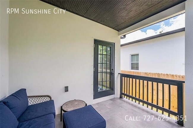 Building Photo - Modern Elegance Awaits: Stunning 4-Bedroom...