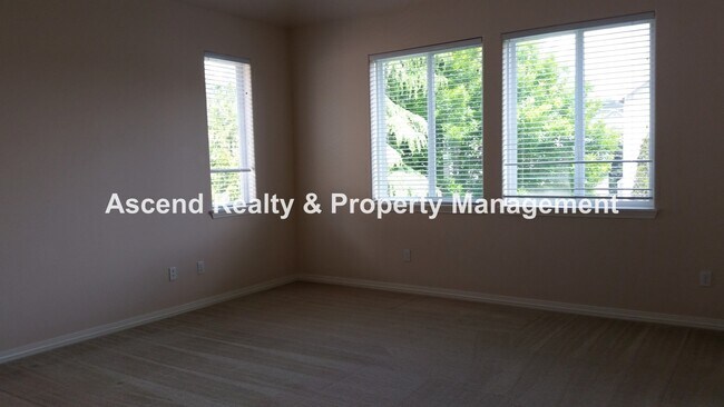 Building Photo - Bethany 4 Bed One Bed & Full Bath on Main Fenced Yard w/EV Charger Close to Schools & Shopping