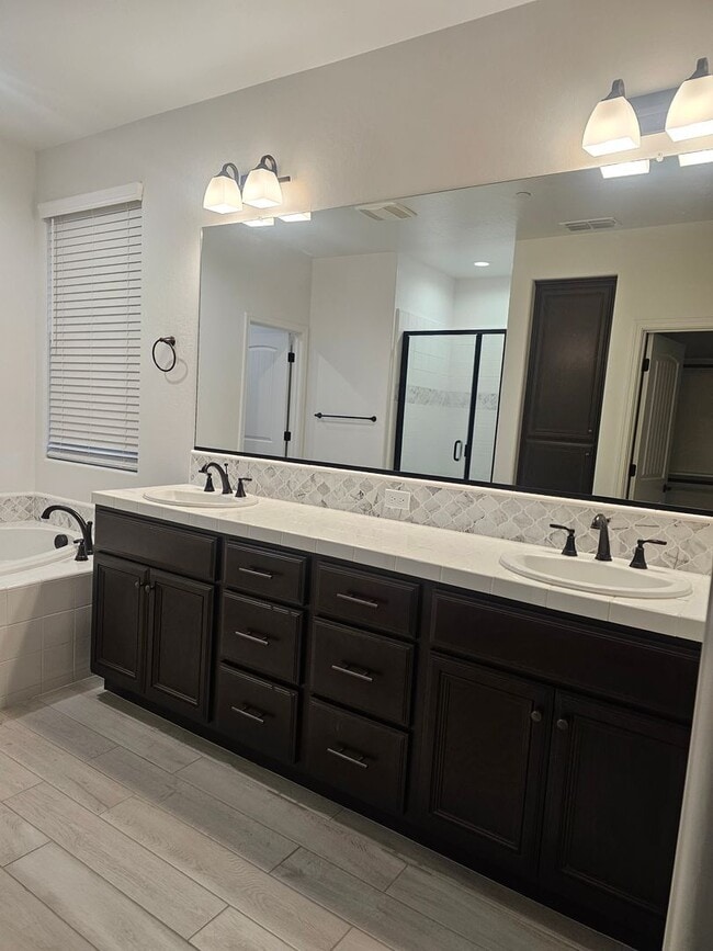 Building Photo - Beautiful Home in Gated Community