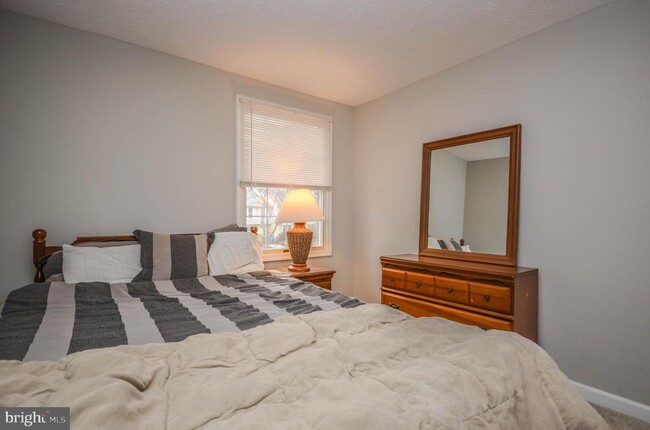 Building Photo - 27 Cross Country Ct