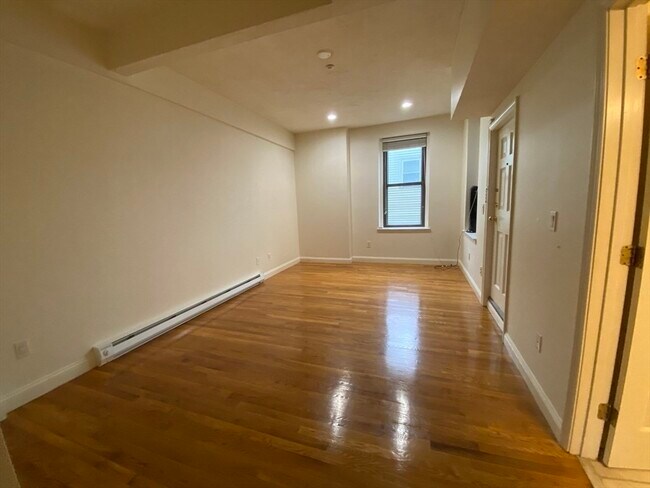 Building Photo - 1008 Bennington St