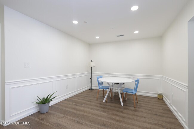 Building Photo - 42 Pennsbury Way