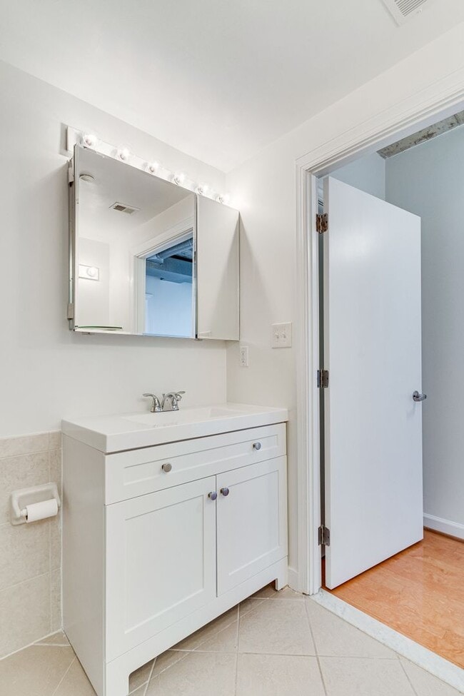 Building Photo - Modern 3 Bed 2 bath condo WITH 2 PARKING S...