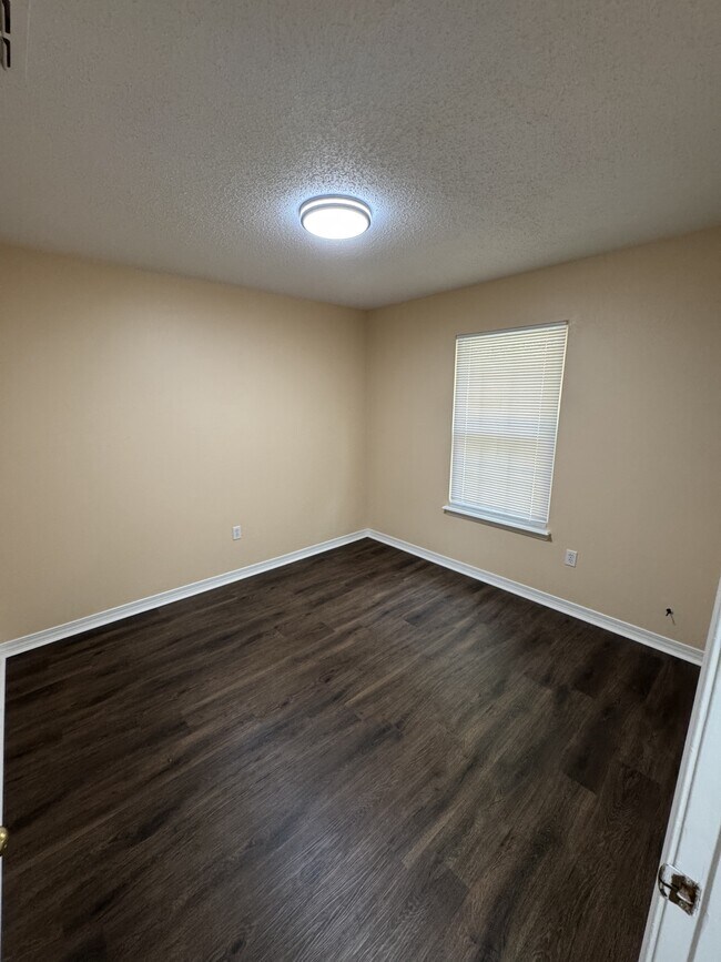 Building Photo - 13401 Warren Dr