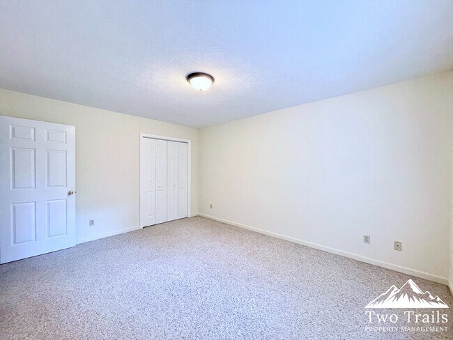 Building Photo - 707 Farmington Cir
