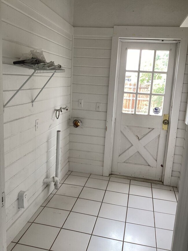 Building Photo - Charming Marysville Home with Bonus Space & Fenced Yard!