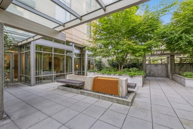 Building Photo - 900 Lenora St