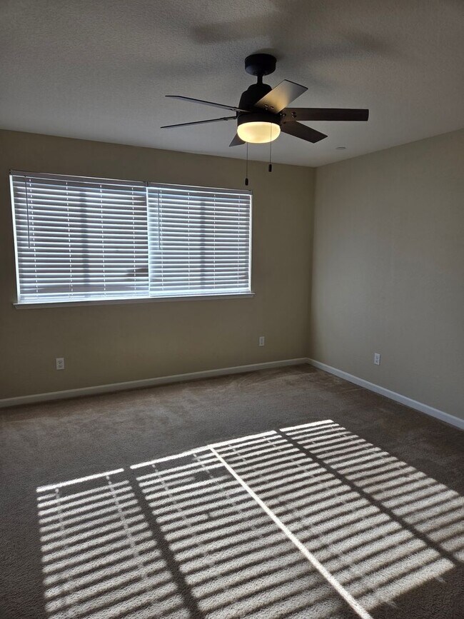 Building Photo - 1443 Greenbrier Dr