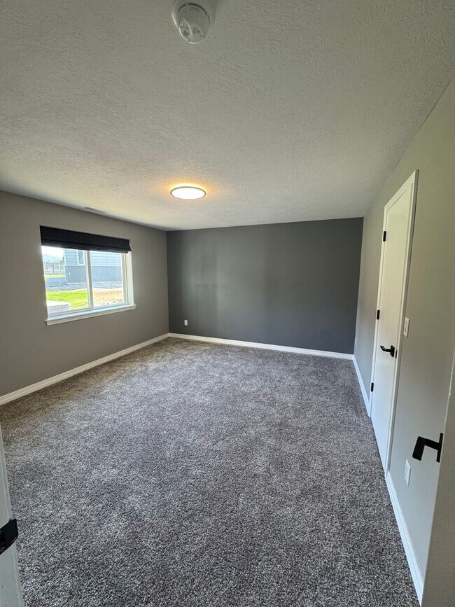 Building Photo - Spacious and Private 5-Bedroom Home for Re...