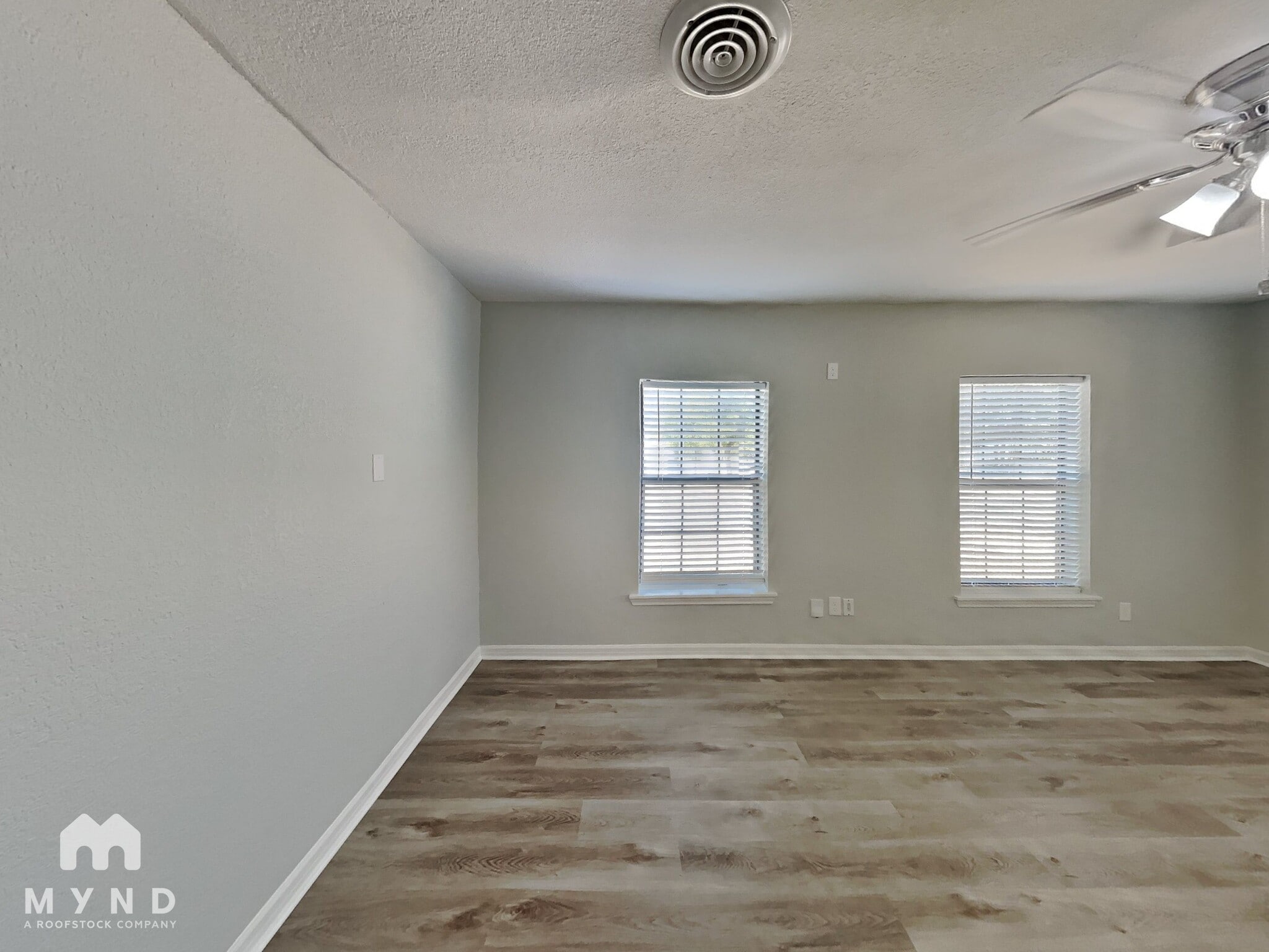 Building Photo - 3862 Meadowbrook Dr