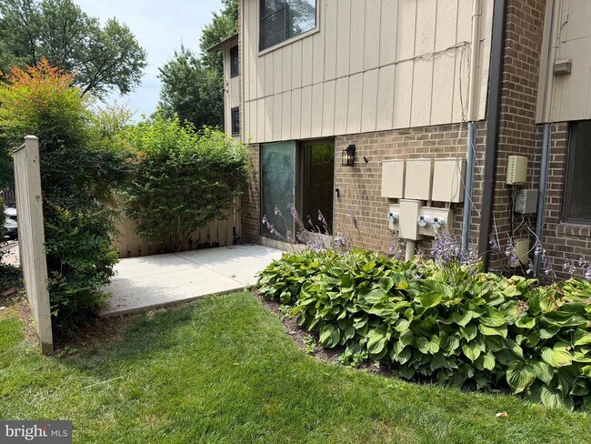 Building Photo - 2480 Glengyle Dr