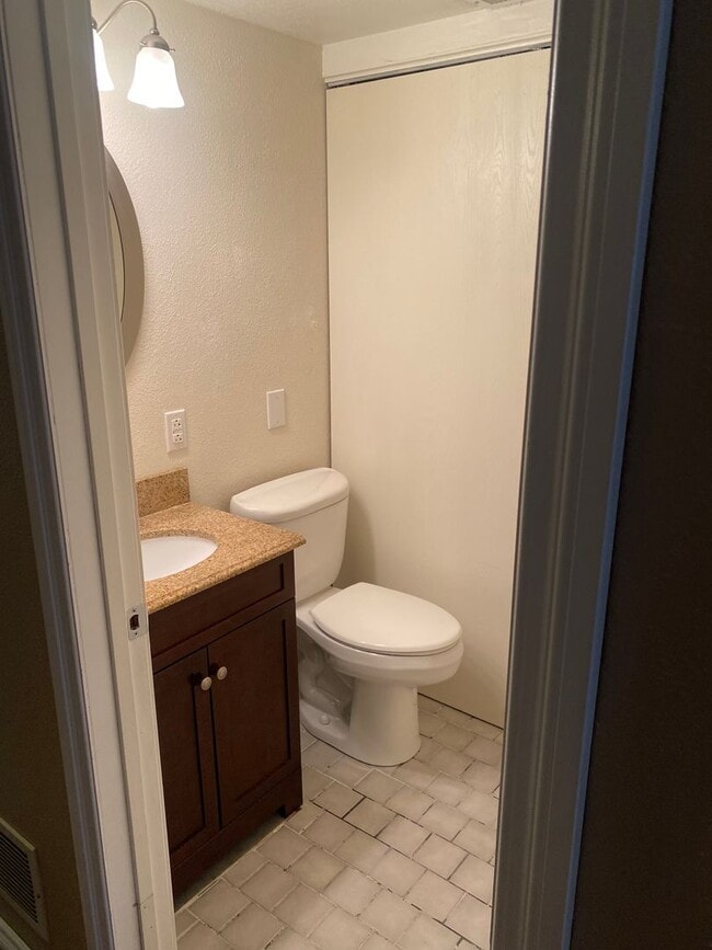 Building Photo - Stunning 2 Bed / 1.5 Bath East Anchorage T...