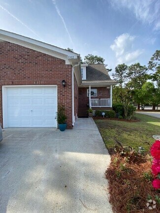 Building Photo - Introducing a stunning townhouse in the de...
